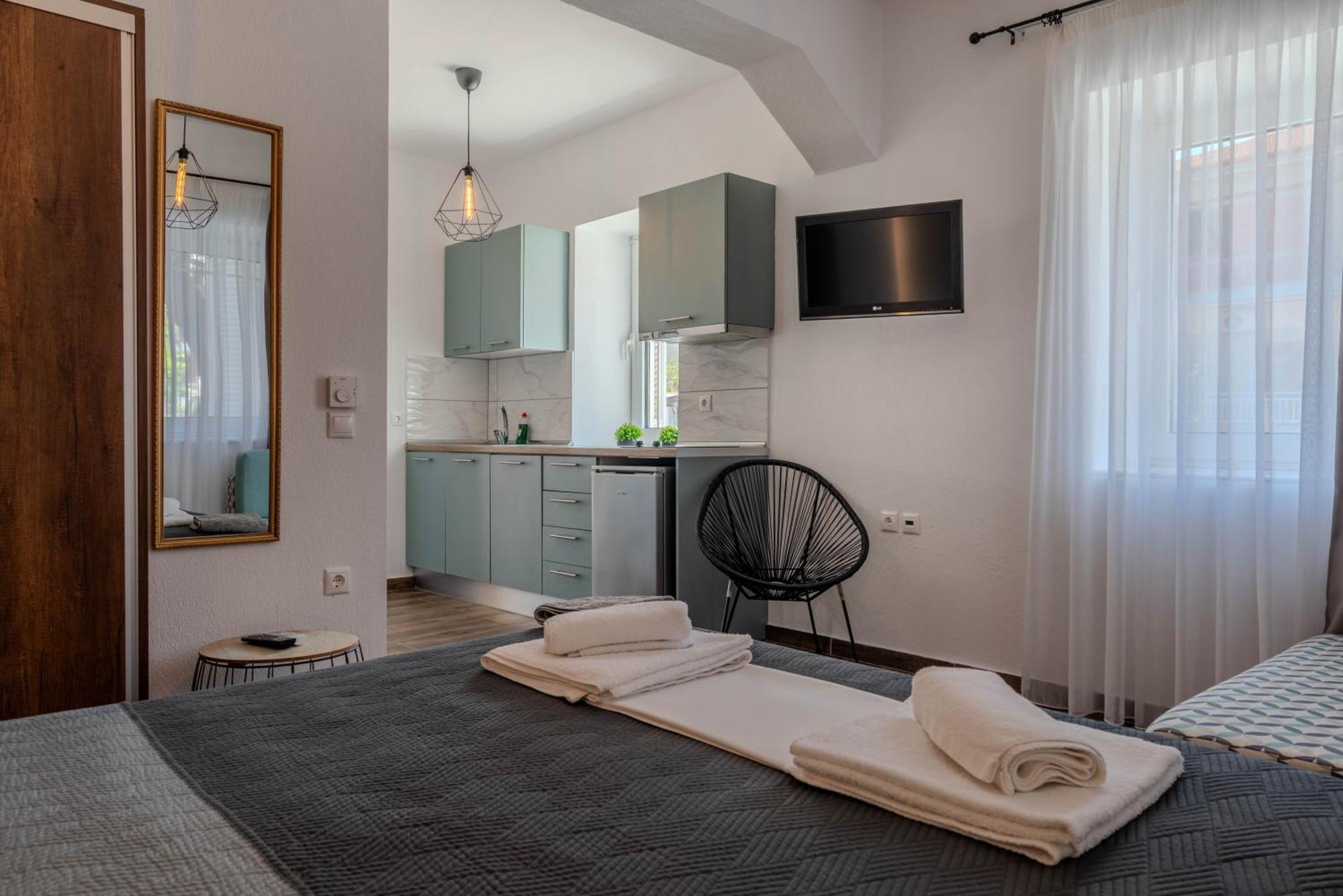 Aigli Luxury Studios Nea Roda Exterior foto